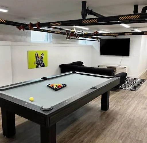 Loft With Pool Table! Pet-friendly Haven! *